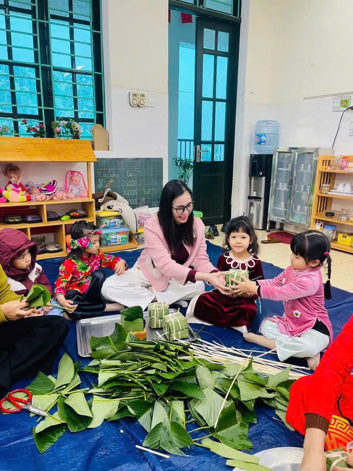 TRẢI NGHIỆM GÓI BÁNH CHƯNGTẠI TRƯỜNG MN DÂN HOÀ