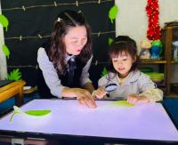 SINH HOẠT CHUYÊN ĐỀ LĨNH VỰC NHẬN THỨC  HĐNB: “ ÔN NHẬN BIẾt MÀU XANH - MÀU ĐỎ - MÀU VÀNG” TRẺ NHÀ TRẺ 24-36 THÁNG TUỔI KPKH: “ SỰ KÌ DIỆU CỦA LÁ” TRẺ MẪU GIÁO NHỠ 4-5 TUỔI  CÔ GIÁO: NG. T. XUÂN HƯƠNG, NG. T. DỊU