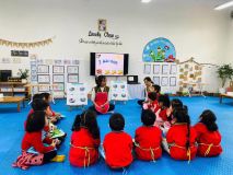 ABULM HÌNH ẢNH SINH HOẠT CHUYÊN ĐỀ HĐ: "RỬA TRÁI CÂY DƯỚI VÒI NƯỚC CHẢY" TRẺ MẪU GIÁO NHỠ 4-5 TUỔI CÔ GIÁO NGUYỄN THỊ HƯỜNG - NGUYỄN THỊ HẰNG.