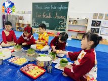 Trường Mầm non Dân Hoà cùng các bé trải nghiệm gói bánh trưng