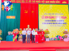 Ban giám hiệu trường MN Dân Hoà nhận bằng công nhận chuẩn quốc gia mức độ 2