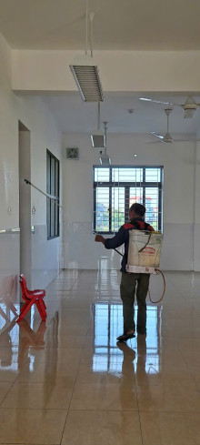 Trường Mầm non Dân Hoà tổ chức phun thuốc diệt muỗi chủ động phòng chống dịch sốt xuất huyết