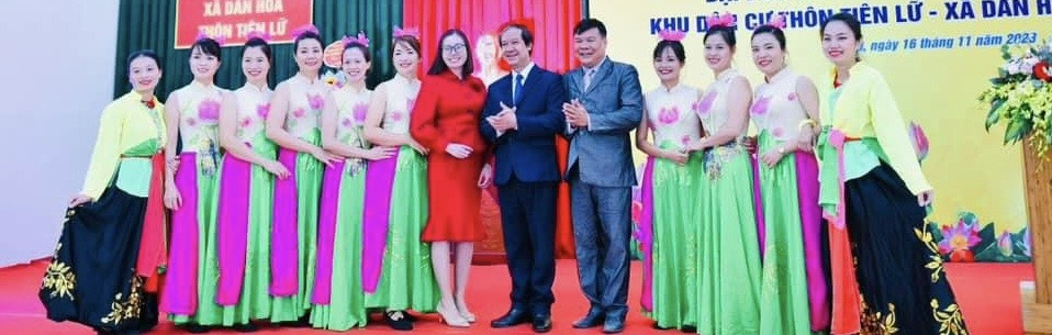 CBGV TRƯỜNG MN DÂN HÒA VINH DỰ ĐƯỢC CHỤP HÌNH CÙNG BỘ TRƯỞNG BỘ GIÁO DỤC